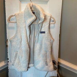 Women’s White fuzzy Patagonia vest! Size small!